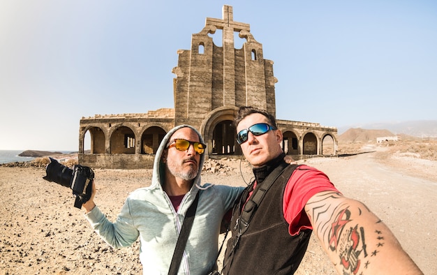 Abenteuerlustige beste Freunde, die Selfie an einem verlassenen Ort auf Teneriffa machen