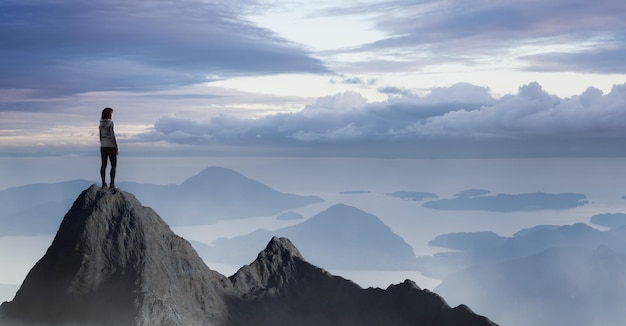 Abenteuerlustige erwachsene Frau, die auf Rocky Mountain Cliff wandert