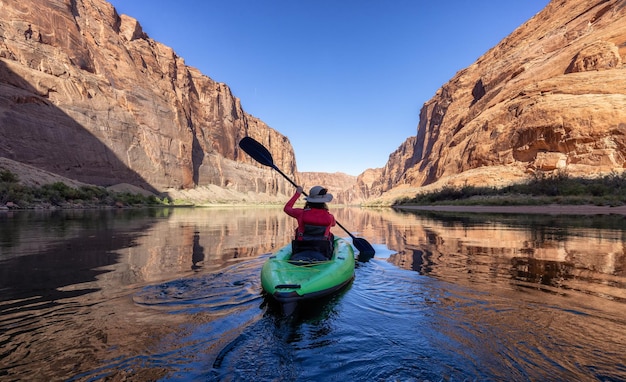 Abenteuerlustige Frau auf einem Kajak, das in Colorado River Glen Canyon Arizona paddelt