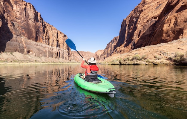 Abenteuerlustige Frau auf einem Kajak, das in Colorado River Glen Canyon Arizona paddelt