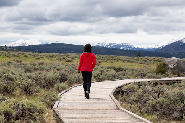 Abenteuerlustige Frau, die auf der Promenade in der amerikanischen Landschaft wandert