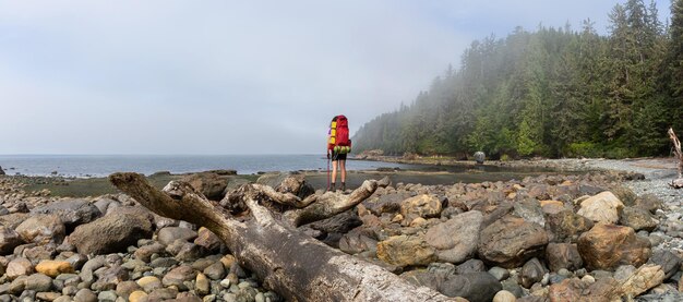 Abenteuerlustiges Mädchen, das auf dem Juan de Fuca Trail zum Bear Beach an der Pazifikküste wandert