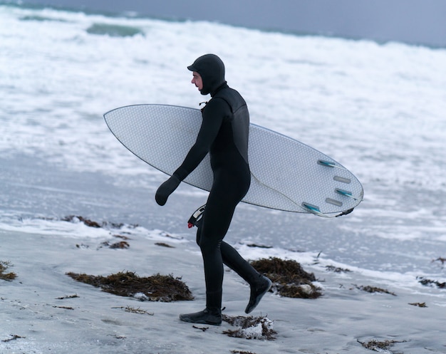 Abenteuersurfer am winterschneestrand