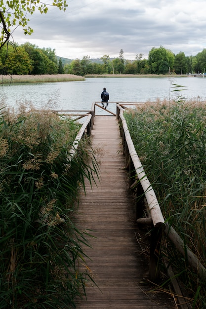 Abenteurermann in einem Steg auf einem See