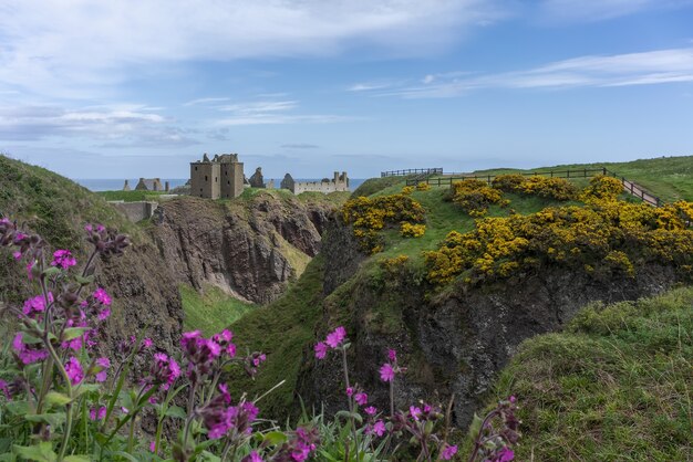 Aberdeenshire, Schottland - 24. Mai 2019: Dunnottar Castle ist eine zerstörte mittelalterliche Festung auf einer felsigen Landzunge an der Nordostküste Schottlands