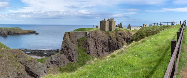 Aberdeenshire, Schottland - 24. Mai 2019: Panoramabild von Dunnottar Castle ist eine zerstörte mittelalterliche Festung auf einer felsigen Landzunge an der Nordostküste Schottlands