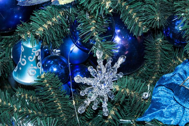 Abeto artificial con adornos navideños en combinación de colores azul y azul Cerrar