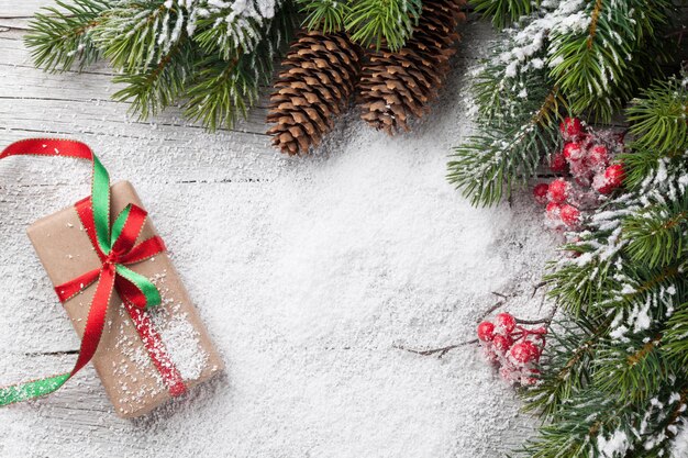 Abeto y caja de regalo de Navidad