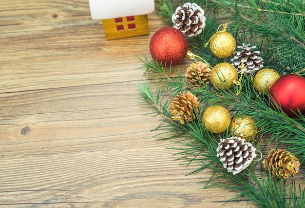 Abeto de natal no fundo da placa de madeira com espaço da cópia