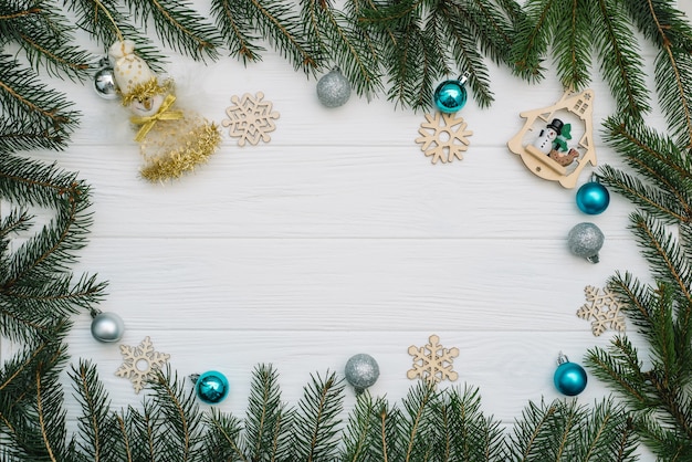 Abeto de Navidad con decoración y brillos sobre fondo de madera. Fondo de Navidad en el escritorio de madera blanca