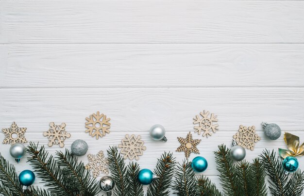 Abeto de Navidad con decoración y brillos sobre fondo de madera.