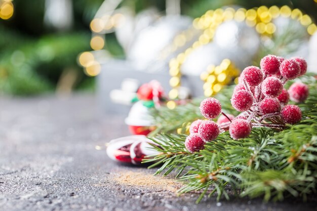 Abeto de Navidad con decoración sobre fondo oscuro brillante