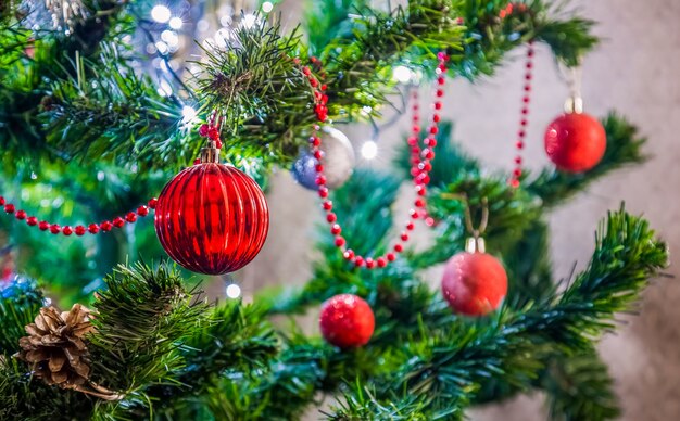 Abeto de Navidad con decoración sobre una tabla de madera. Copie el espacio. Enfoque selectivo.