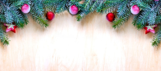 Abeto de Navidad con decoración en una tabla de madera Espacio de copia Enfoque selectivo Banner