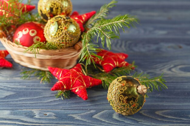 Abeto de Navidad con decoración en una tabla de madera