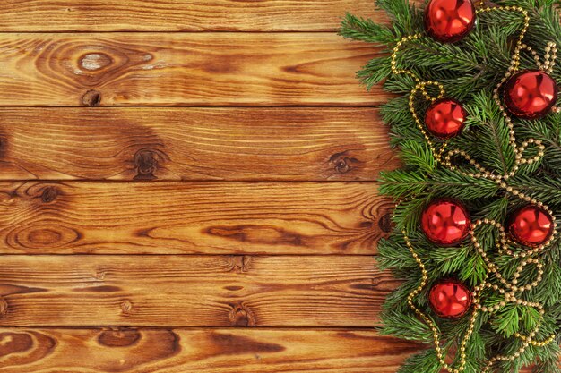 Abeto de Navidad con decoración en una tabla de madera