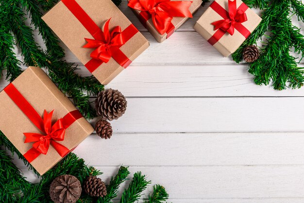 Abeto de Navidad con decoración en tablero de madera blanca