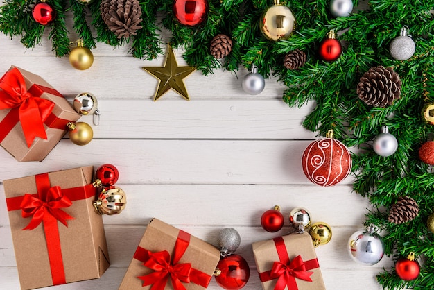 Abeto de Navidad con decoración en tablero de madera blanca