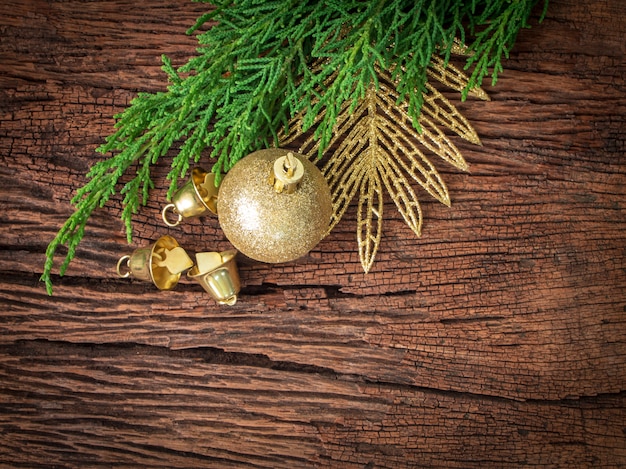 Abeto de Navidad con decoración en tablero de madera oscura