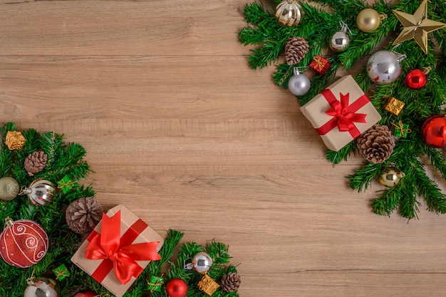 Abeto de Navidad con decoración en tablero de madera