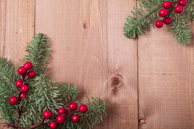 Abeto de Navidad sobre fondo de madera