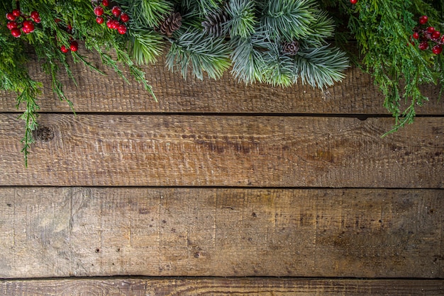 Abeto de Navidad sobre fondo de madera