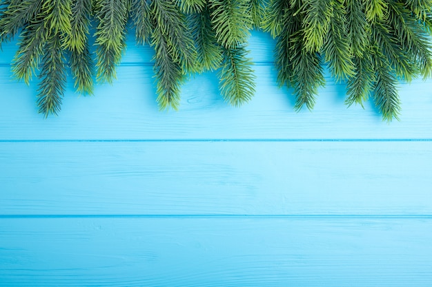 Abeto de Navidad en la tabla de madera