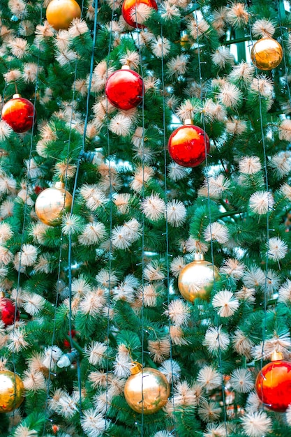 Abeto de Navidad verde con guirnaldas y adornos festivos. Feliz año nuevo y navidad. Fondo brillante.