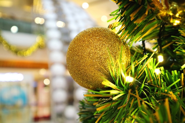 Abeto navideño con decoración, bola dorada. Enfoque selectivo