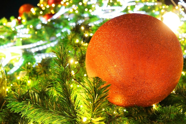 Abeto navideño con decoración, bolas rojas e iluminación.