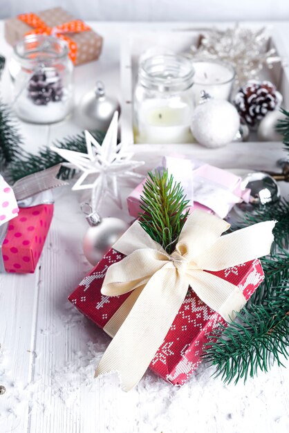 Abeto navideño, decoración, caja de regalo y mitones.