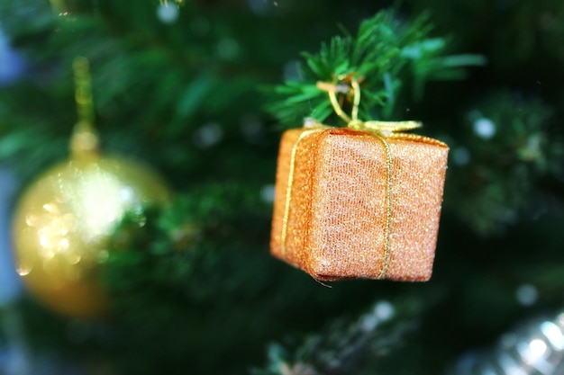 Abeto navideño con decoración, caja de regalo rosa antigua. Enfoque selectivo