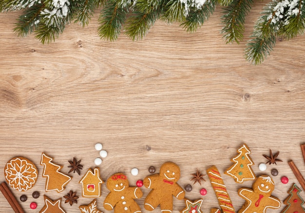 Abeto navideño y galletas de jengibre