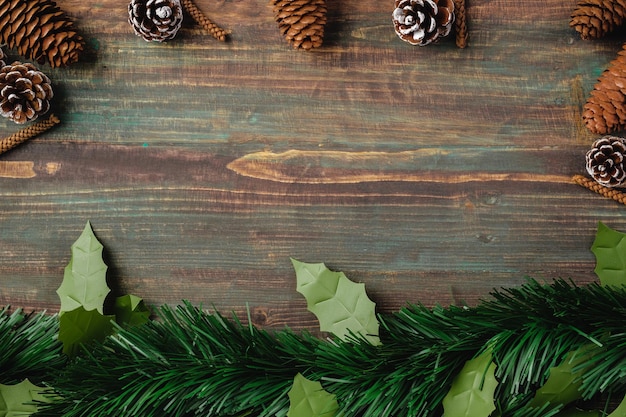 Abeto de pino de Navidad con decoración de cono de pino sobre fondo de mesa de madera rústica vintage