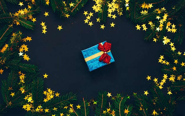 Abeto verde com brinquedos de Natal e fundo preto. Conceito de natal