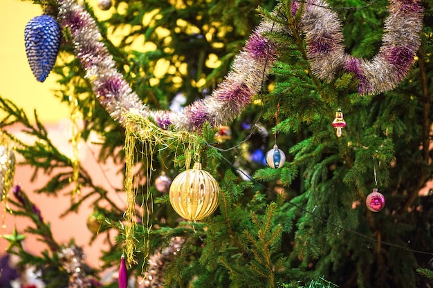 Abeto vivo decorado com brinquedos de Natal, guirlandas e bolas ao ar livre, ano novo