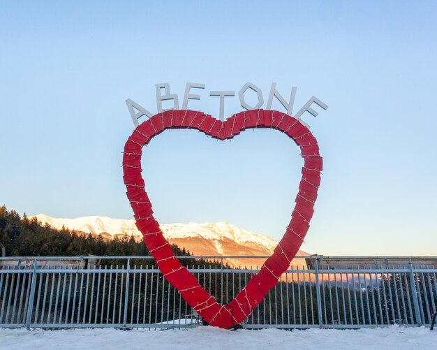 Foto abetone berühmter bergstandort in der toskana rotes herz mit dem namen der stadt darauf geschrieben