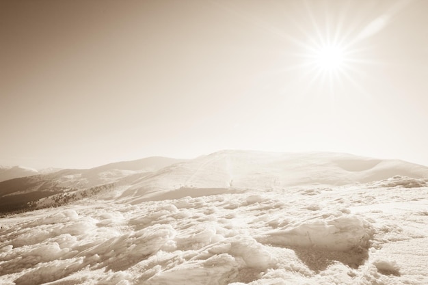 Abetos cobertos de neve no fundo dos picos das montanhas Vista panorâmica da pitoresca paisagem de inverno nevado