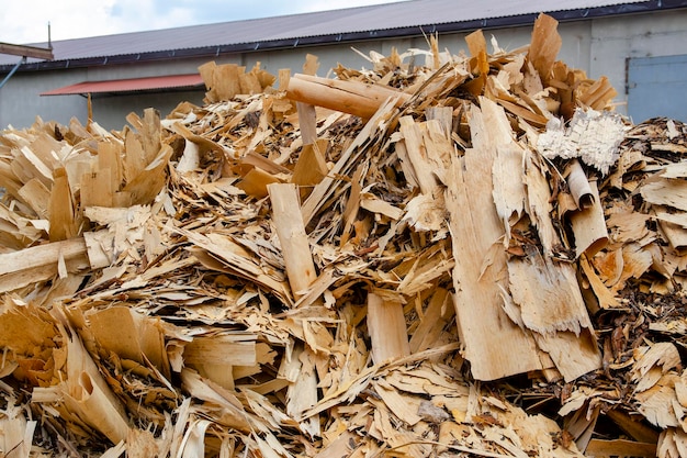 Foto abfälle aus der holzverarbeitungsindustrie zur weiteren verwendung