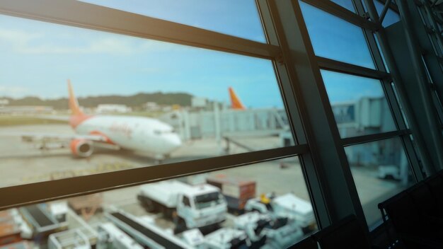 Abflugshalle des Flughafens mit Flugzeug im Hintergrund Reise- und Transportkonzept