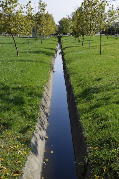 Abfluss Abfluss für Wasser Herbst im Park Park in einem kleinen Dorf Herbstfarben