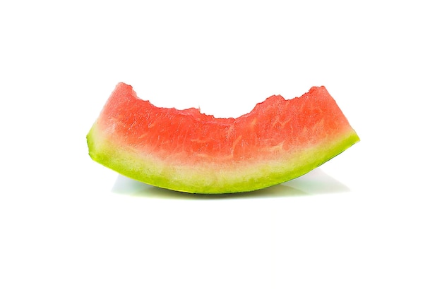 Abgebissen einer Scheibe Wassermelone isoliert auf weißem Hintergrund