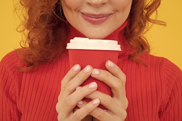 Abgeschnittene Ansicht der Kaffeetasse zum Mitnehmen in den Händen