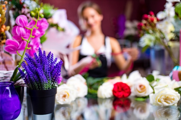 Abgeschnittene Ansicht eines Floristen, der Blumenstrauß aus nächster Nähe herstellt