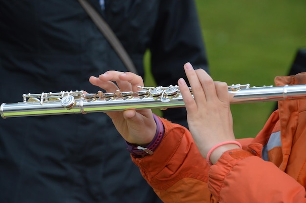 Foto abgeschnittene hände, die ein musikinstrument spielen