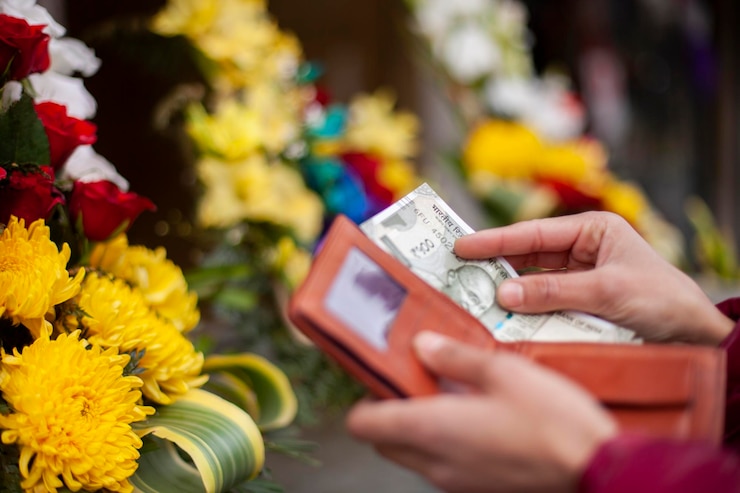 Foto abgeschnittene hände einer frau, die eine brieftasche mit geld hält
