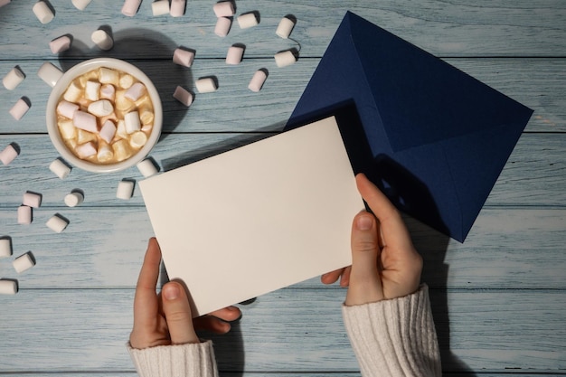 Foto abgeschnittene hände einer frau, die in ein buch schreibt