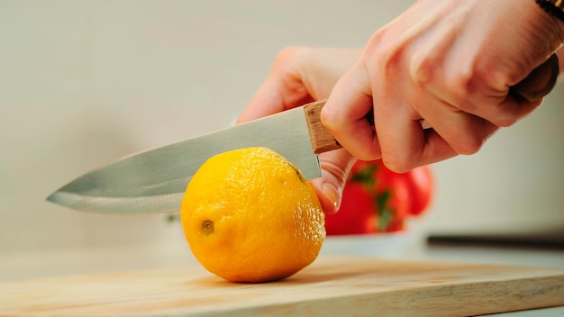 Foto abgeschnittene hände einer frau, die orangen auf dem tisch hält