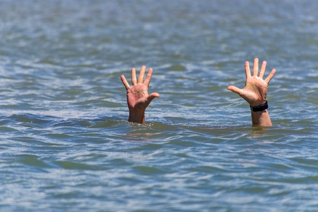 Abgeschnittene Hände einer gefährlichen Person im Meer
