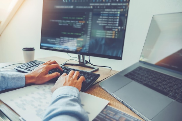 Abgeschnittene Hände einer Person, die einen Computer benutzt